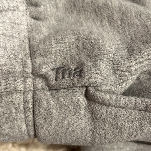 Aritzia TNA cozy fleece boyfriend joggers in grey - Picture 12 of 12